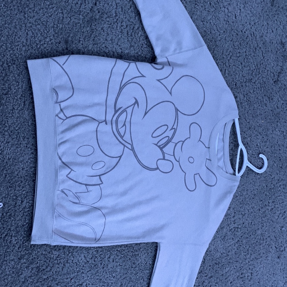 A veich sueter Mickey Mouse Size I bought it at goodwill and I don’t like it.🫶
